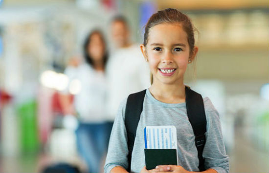 Trẻ em cần mang giấy tờ gì khi đi máy bay Vietjet?